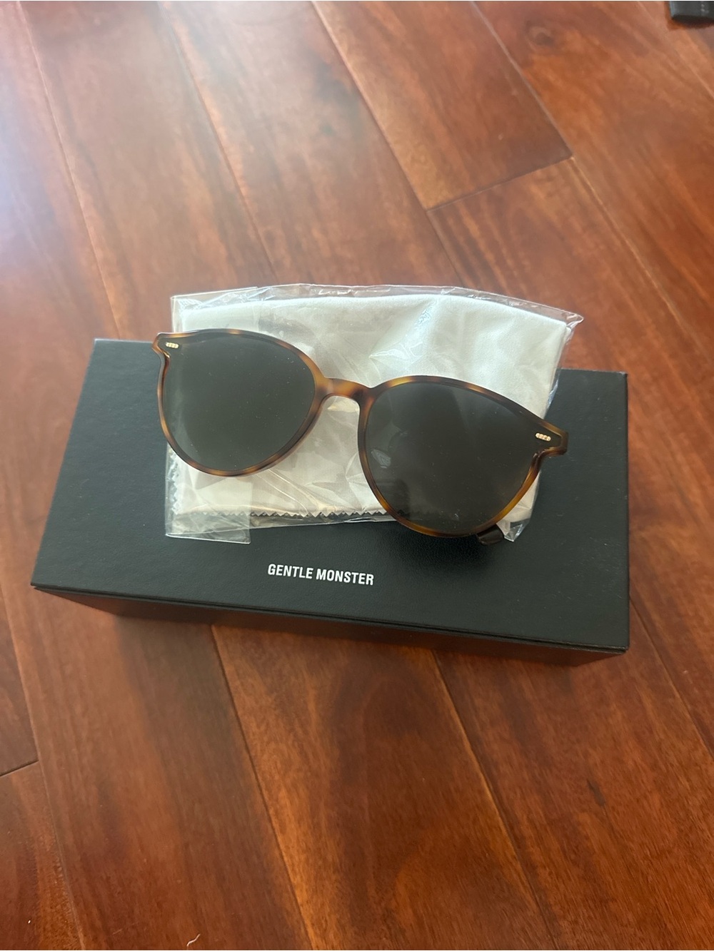 GENTLE MONSTER Tortoiseshell Round Sunglasses with Dark Lenses